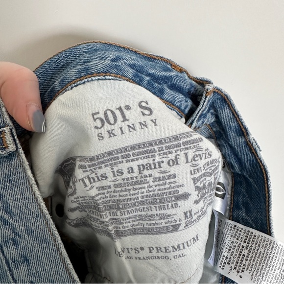 Levi’s • 501 Distressed Cut Off Denim Shorts - Picture 10 of 10